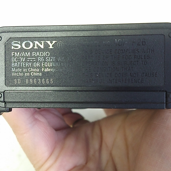 Vintage Sony Handheld FM/AM Radio ICF-P26 - Picture 5 of 8